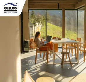 Mujer mirando su pc en el comedor de su casa