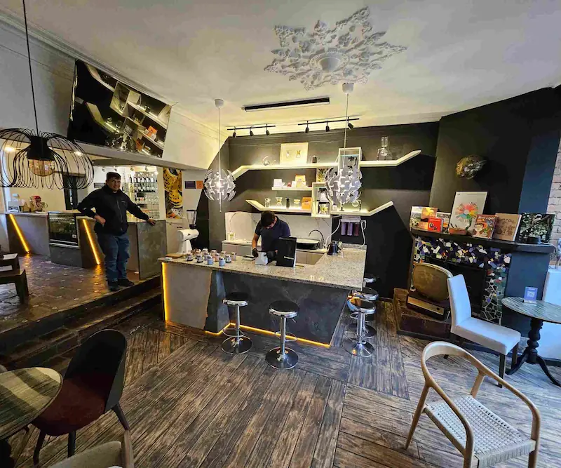 Bartender en una cafetería