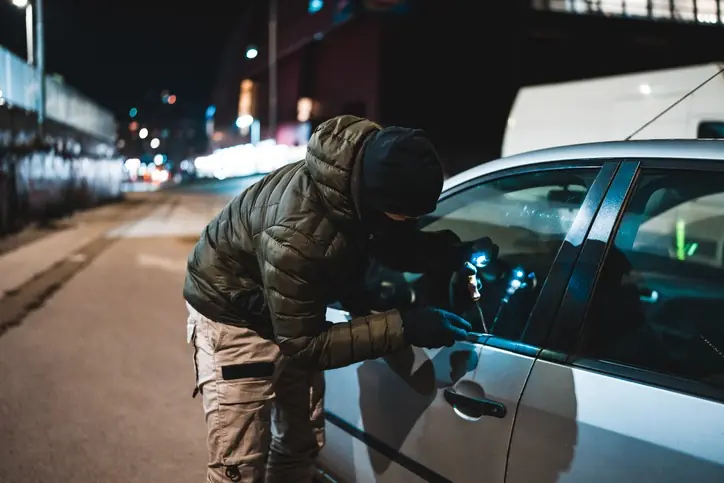 Persona intentando abrir un carro