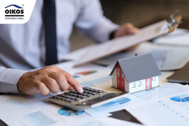 Cómo comprar tu segunda vivienda sin afectar tu flujo financiero mensual Hombre revisando sus finanzas para comprar una segunda vivienda