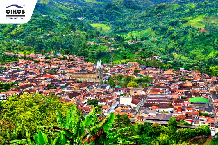 Evolución de la construcción de vivienda en Fusagasugá: tendencias y oportunidades Vista panorámica de Fusagasugá con edificios residenciales y montañas al fondo, reflejando el crecimiento del mercado inmobiliario.