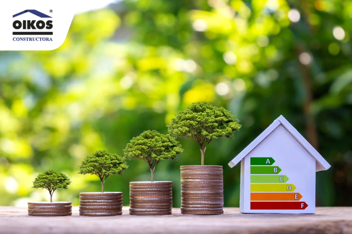 Familia analizando los beneficios de una vivienda sostenible en un proyecto inmobiliario moderno