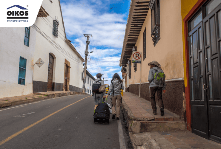 Personas recorriendo una calle tradicional de Tunja cerca de OIKOS Panoramik
