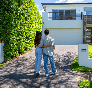 ¿Por qué invertir en el condominio OIKOS Savanna Santa Clara? Pareja observando una casa campestre de OIKOS Savanna