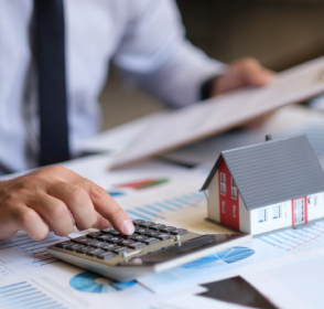 Cómo comprar tu segunda vivienda sin afectar tu flujo financiero mensual Hombre revisando sus finanzas para comprar una segunda vivienda