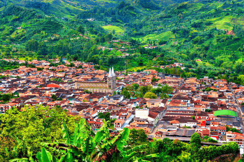 Vista panorámica de Fusagasugá con edificios residenciales y montañas al fondo, reflejando el crecimiento del mercado inmobiliario.