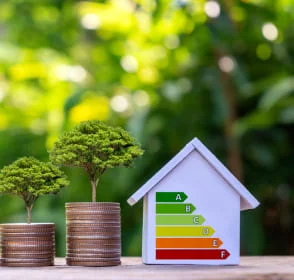 Mitos sobre la construcción y compra de viviendas sostenibles Familia analizando los beneficios de una vivienda sostenible en un proyecto inmobiliario moderno