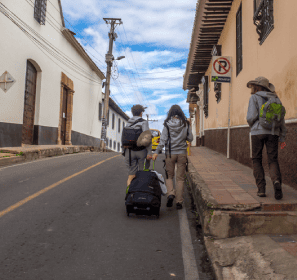 OIKOS Panoramik: apartamentos VIS en Tunja para vivir mejor e invertir con visión Personas recorriendo una calle tradicional de Tunja cerca de OIKOS Panoramik