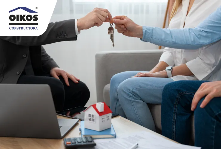 ¿Puedo comprar una vivienda si soy independiente? Asesor inmobiliario entregando las llaves de una vivienda a una pareja