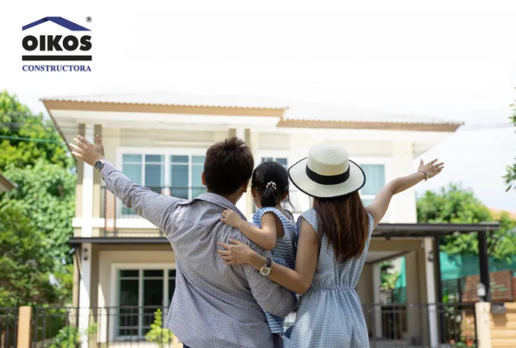 Familia feliz frente a una casa de descanso en Ricaurte