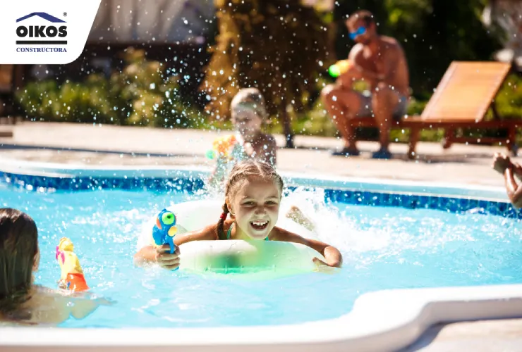 Razones por las que deberías considerar mudarte a Ricaurte Niña disfrutando en la piscina durante un día soleado en Ricaurte