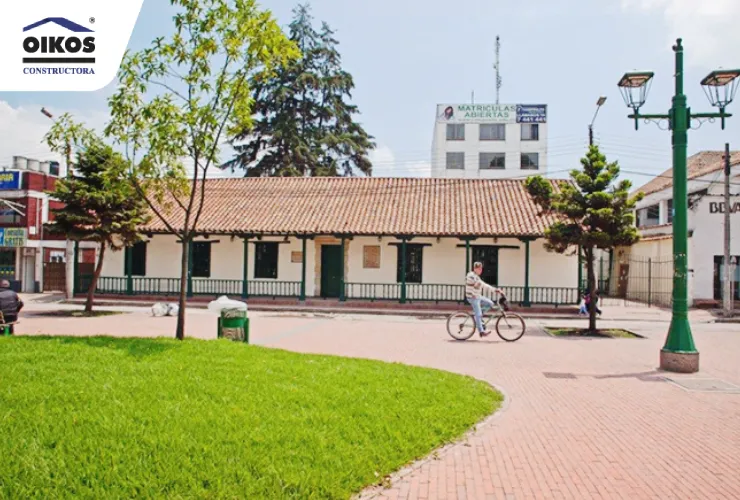 Parque fundacional de Fontibón con iglesia y ciclista en Bogotá