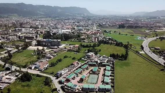 Vista aérea de Cajicá mostrando entorno natural y construcciones residenciales