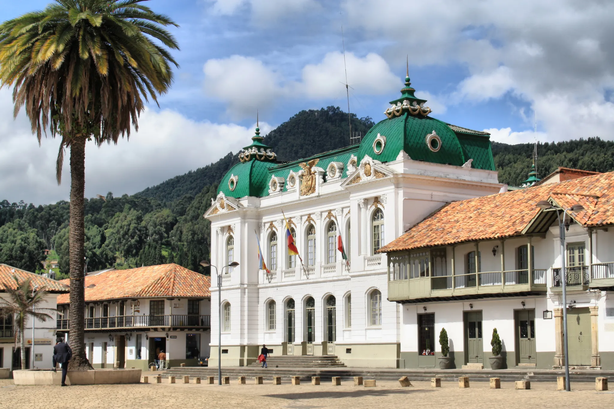 Arquitectura colonial en la plaza principal de Zipaquirá con la catedral al fondo