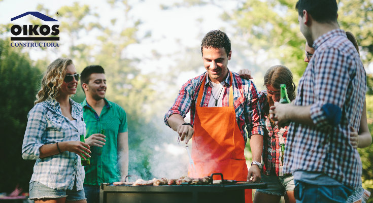 Familia compartiendo asado en zona BBQ de OIKOS Palma Real.