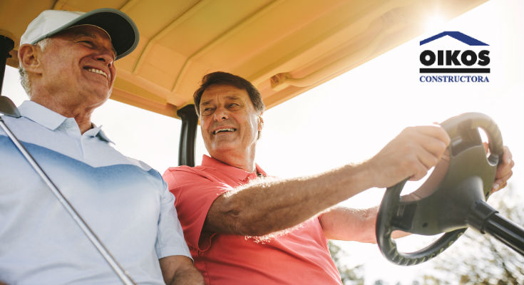 Propietarios disfrutando del campo de golf de su condominio