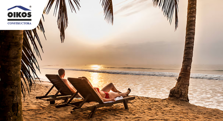 Pareja disfrutando de la playa