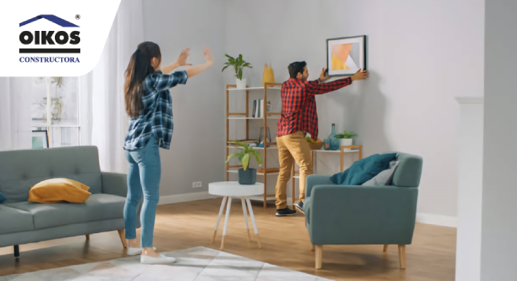 Pareja decorando su hogar 