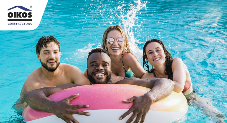 Familia en piscina 