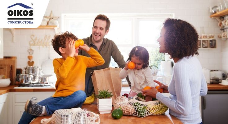 Familia compartiendo en su Vivienda de Interés Social