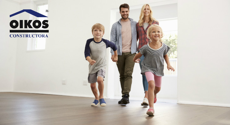 Familia disfrutando su nueva vivienda de los proyectos de OIKOS