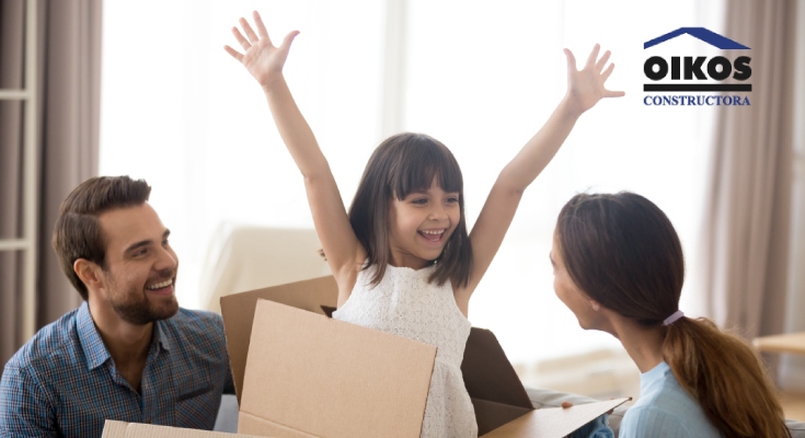 Familia disfrutando su nueva vivienda de los proyectos de OIKOS
