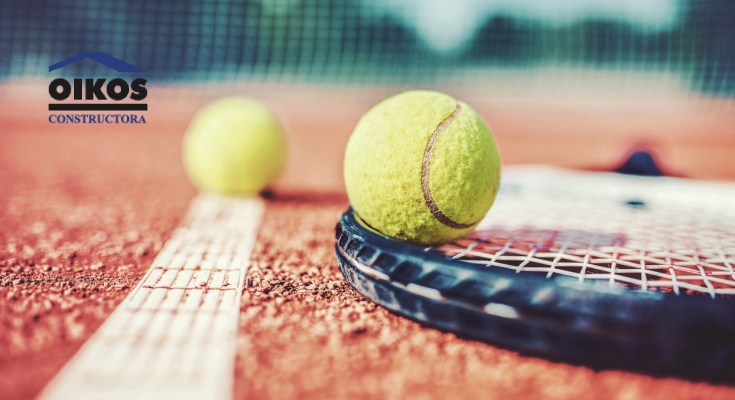 Raqueta y pelota de tenis en cancha de OIKOS San Pablo