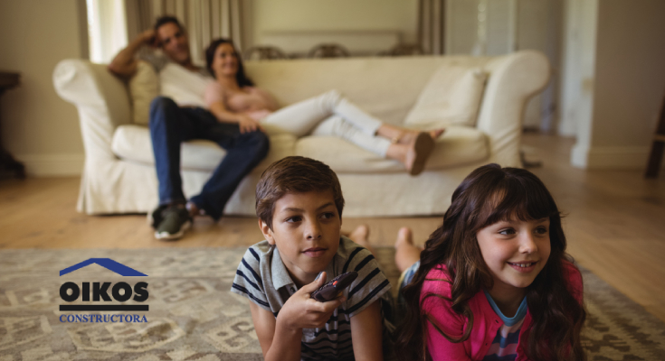 Familia compartiendo en la sala de su nueva vivienda.