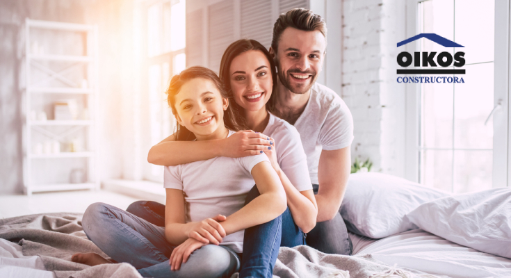 Familia disfrutando de su apartamento en La Calera.