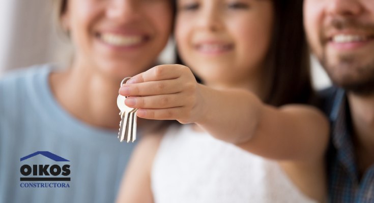 Familia disfrutando de su vivienda nueva