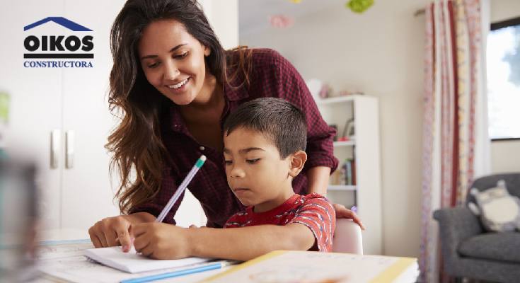 Mujeres invirtiendo en vivienda para sus hijos