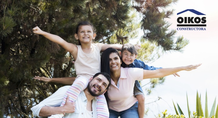 Familia recorriendo senderos de su apartamento en Fusagasugá