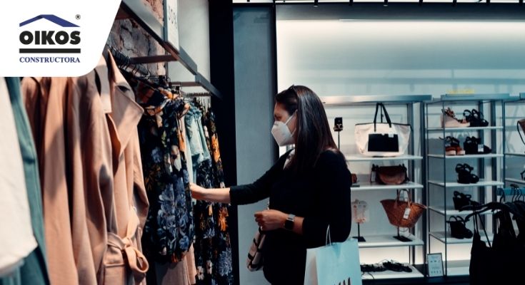 mujer comprando en un centro comercial