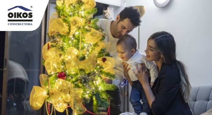 familia en su vivienda celebrando Navidad