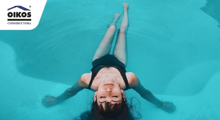 chica en una piscina