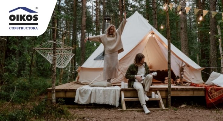 pareja haciendo glamping