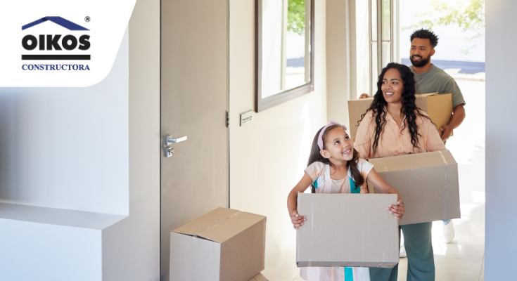 Familia disfrutando su nueva vivienda