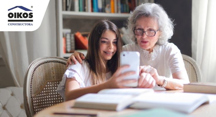 Adulta mayor y niña felices