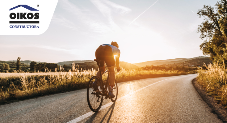 ciclistas haciendo deporte