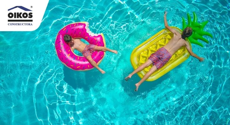 niños en piscina divirtiéndose