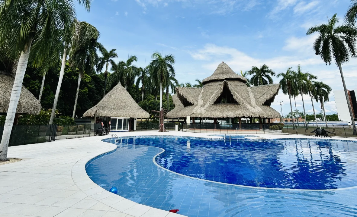 piscina con vista a kiosco gigante