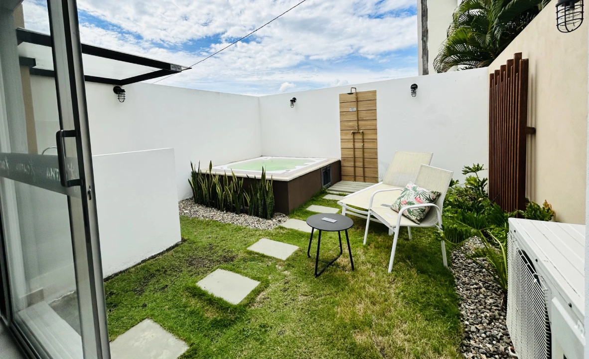 Proyecto de casas lujoso con jacuzzi en el jardin