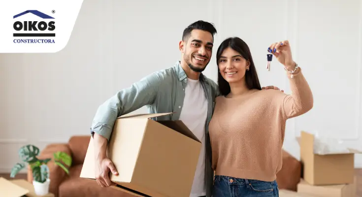 Pareja joven disfrutando su nueva vivienda en Ricaurte.